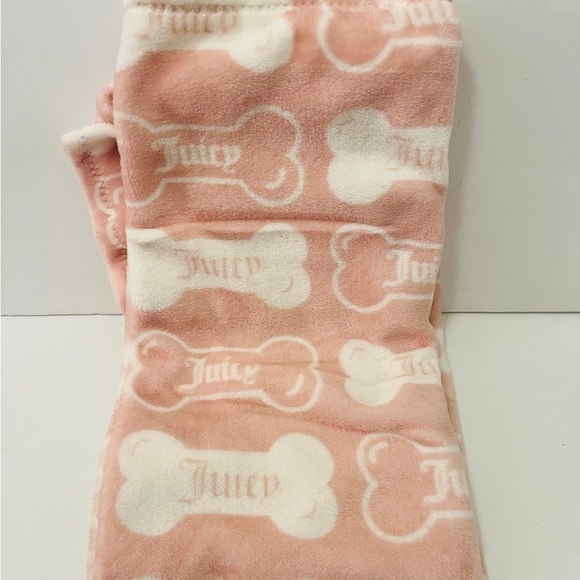 Juicy Couture Juicy Bones Pink and White Plush Pet Towel 27.5" x 44" - Picture 11 of 11